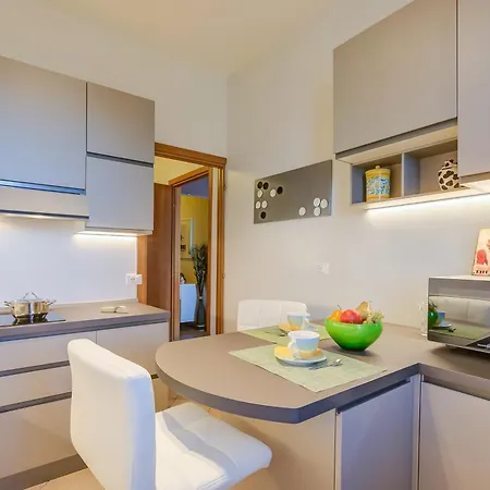 Alelu Classy And Chic Center - Happy